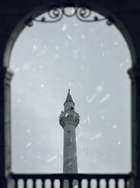 Lage hoek van de toren gezien door het raam tijdens sneeuwval