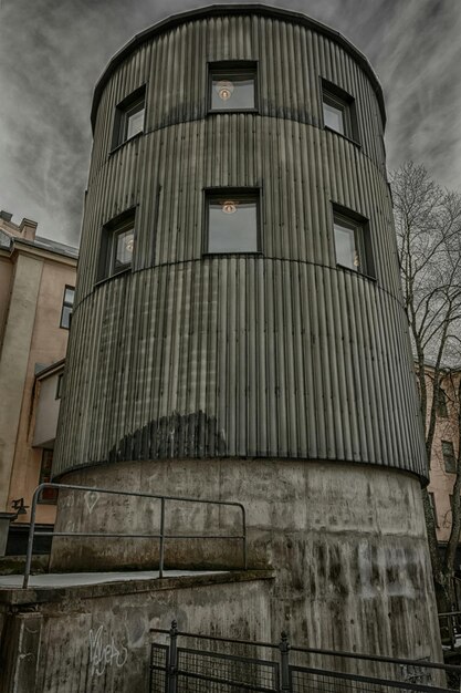 Foto lage hoek van de toren tegen bewolkte lucht