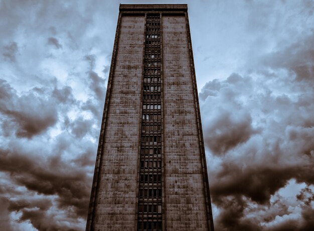 Lage hoek van de toren tegen bewolkte lucht