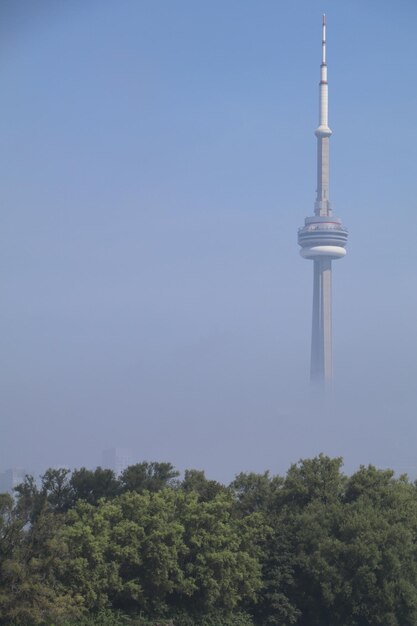 Lage hoek van de toren tegen de lucht