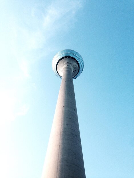 Foto lage hoek van de toren tegen de lucht