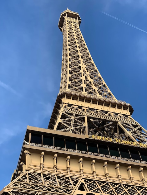 Foto lage hoek van de toren tegen de lucht