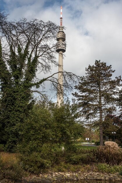 Lage hoek van de toren tegen een bewolkte hemel