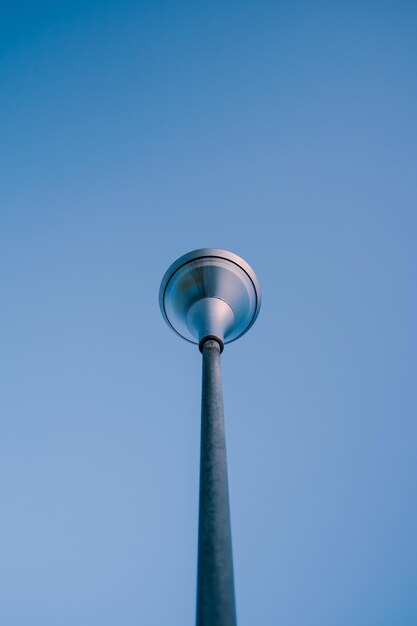 Lage hoek van de toren tegen een heldere blauwe hemel