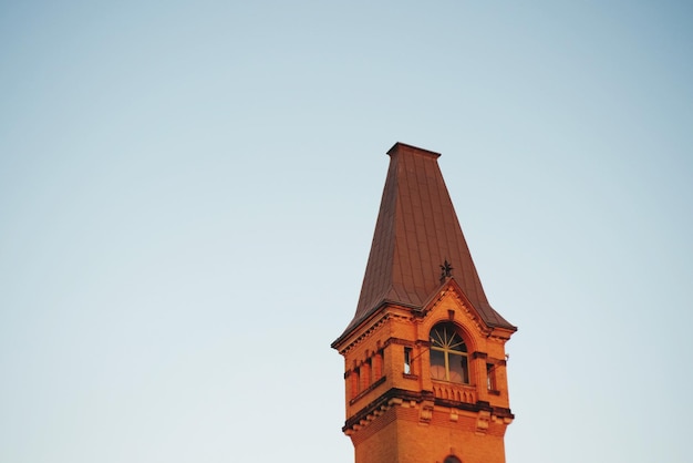 Lage hoek van de toren tegen een heldere lucht