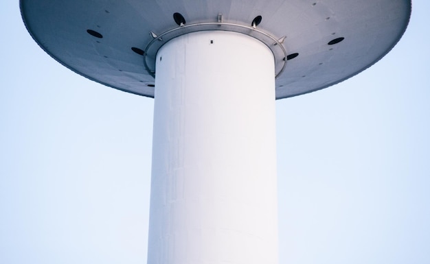 Lage hoek van de toren tegen een heldere lucht