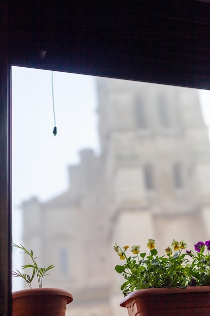 lage hoek van de toren van een oude katholieke kerk in een mistige dag