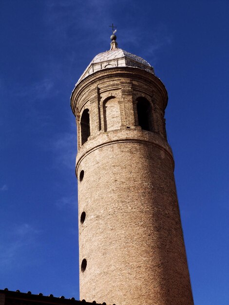 Foto lage hoek van de toren van het gebouw tegen de blauwe hemel