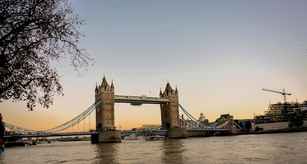 Lage hoek van de Tower Bridge over de Theems bij zonsondergang