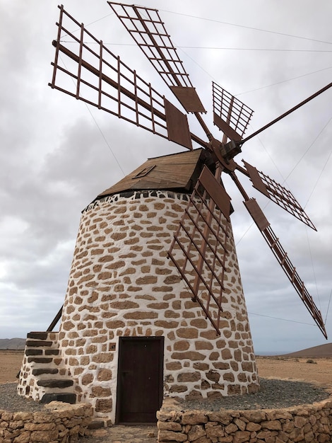 Foto lage hoek van de traditionele windmolen tegen de lucht