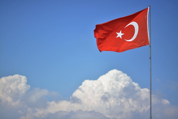 Lage hoek van de Turkse vlag die tegen de hemel zwaait