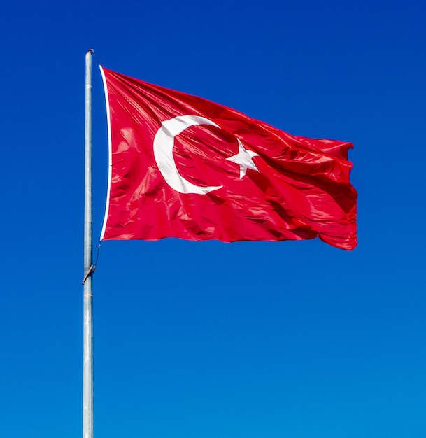 Lage hoek van de Turkse vlag tegen een heldere lucht