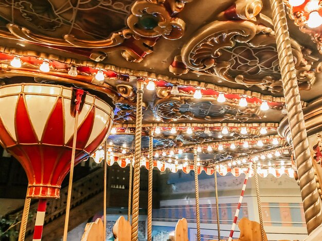 Lage hoek van de verlichte carrousel in een pretpark