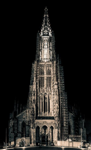 Foto lage hoek van de verlichte kathedraal tegen de hemel 's nachts