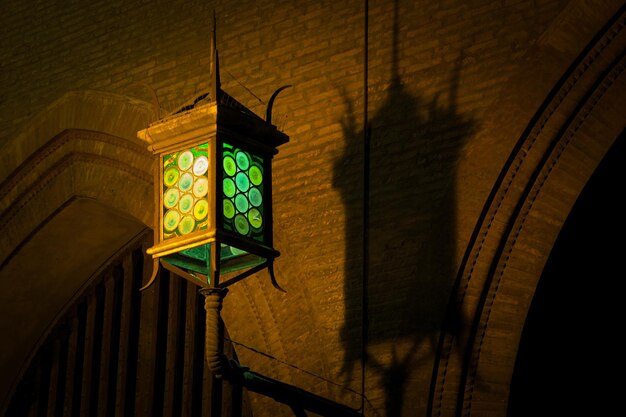 Foto lage hoek van de verlichte lamp die aan de muur hangt