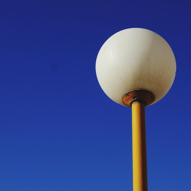 Lage hoek van de verlichtingsapparatuur tegen een heldere blauwe hemel