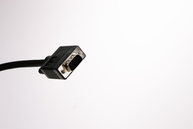 Lage hoek van de vga-kabel tegen een witte achtergrond