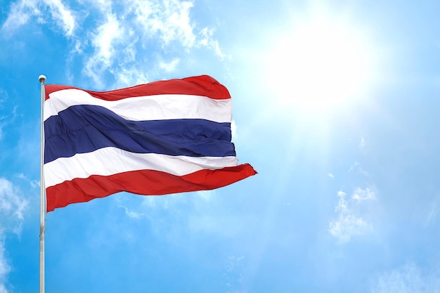 Lage hoek van de vlag die zwaait tegen een bewolkte hemel