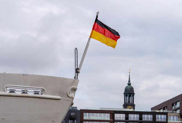 Lage hoek van de vlag op het schip tegen de lucht