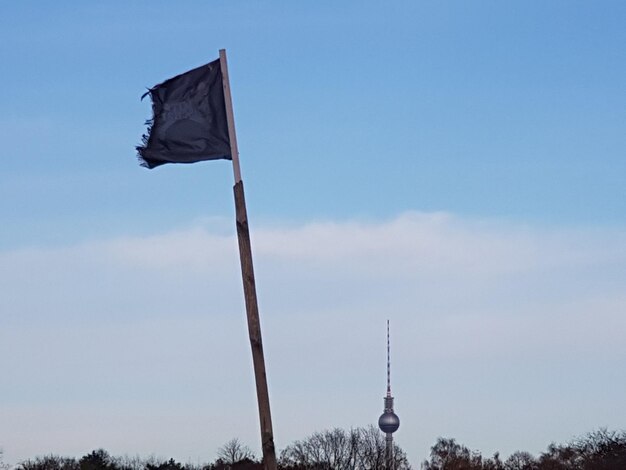 Lage hoek van de vlag tegen de blauwe hemel