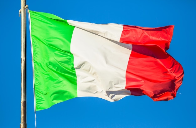 Lage hoek van de vlag tegen de blauwe hemel