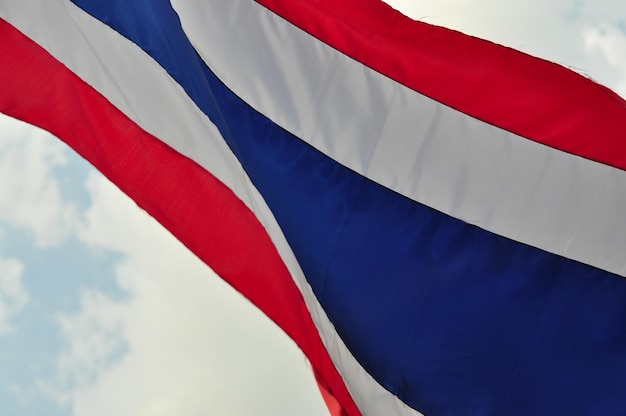 Lage hoek van de vlag tegen de blauwe hemel