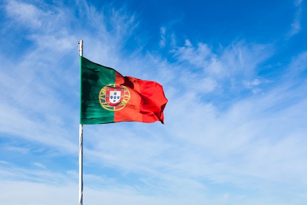 Foto lage hoek van de vlag tegen de blauwe hemel