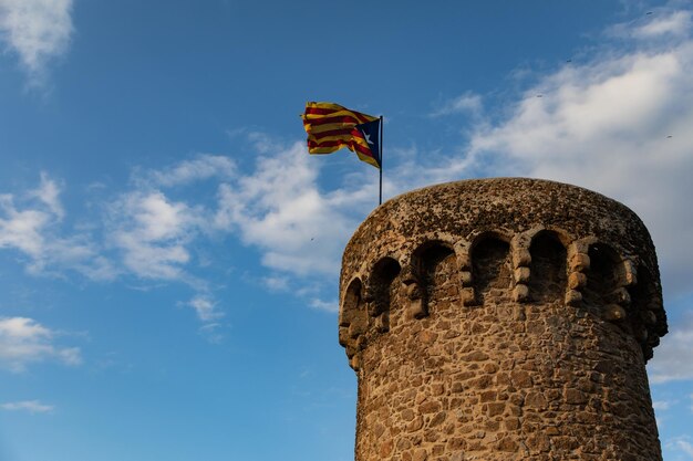 Foto lage hoek van de vlag tegen de lucht