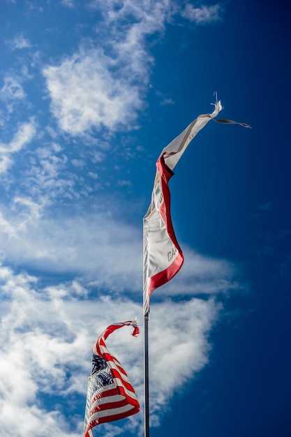 Lage hoek van de vlag tegen de lucht