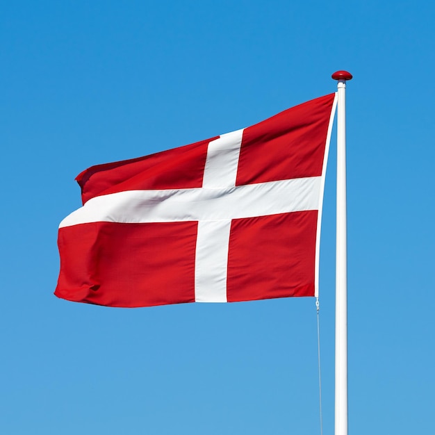 Lage hoek van de vlag tegen een heldere blauwe hemel