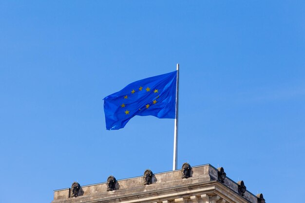 Foto lage hoek van de vlag tegen een heldere blauwe hemel