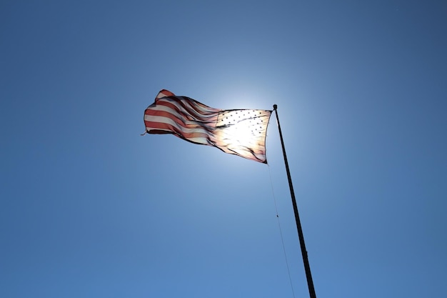 Lage hoek van de vlag tegen een heldere blauwe hemel