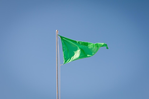 Foto lage hoek van de vlag tegen een heldere blauwe hemel