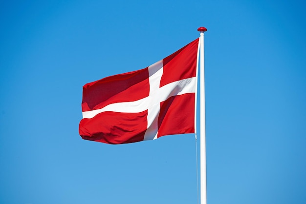 Lage hoek van de vlag tegen een heldere blauwe hemel
