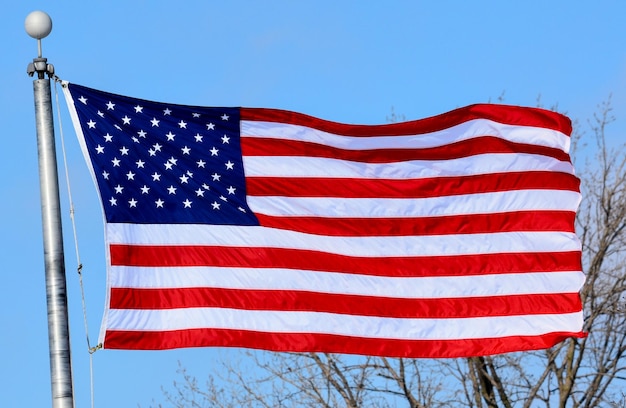 Lage hoek van de vlag tegen een heldere blauwe hemel