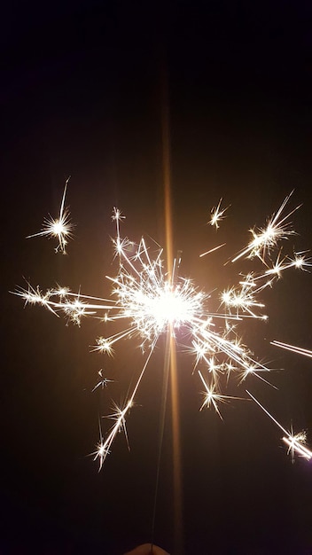 Foto lage hoek van de vonk in de nacht