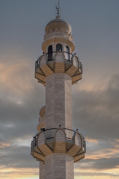 Lage hoek van de vuurtoren tegen de hemel tijdens de zonsondergang