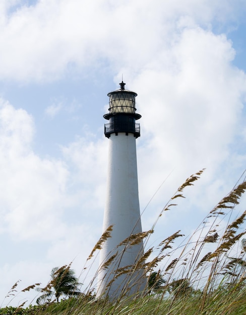 Lage hoek van de vuurtoren tegen de hemel