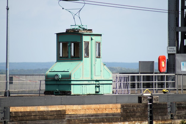 Foto lage hoek van de vuurtoren tegen de hemel