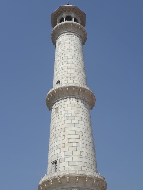 Lage hoek van de vuurtoren tegen een heldere blauwe hemel