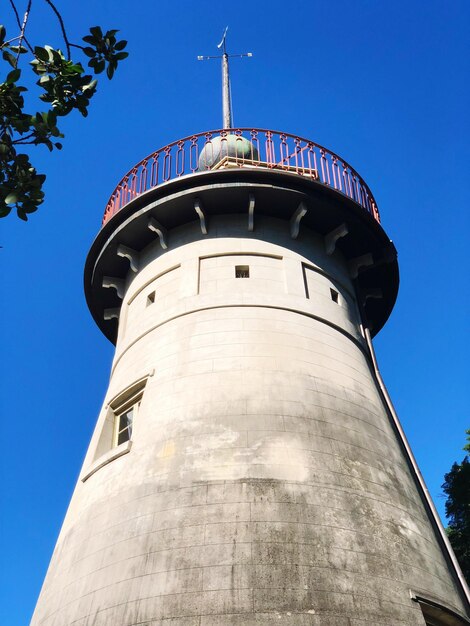 Lage hoek van de vuurtoren tegen een heldere lucht