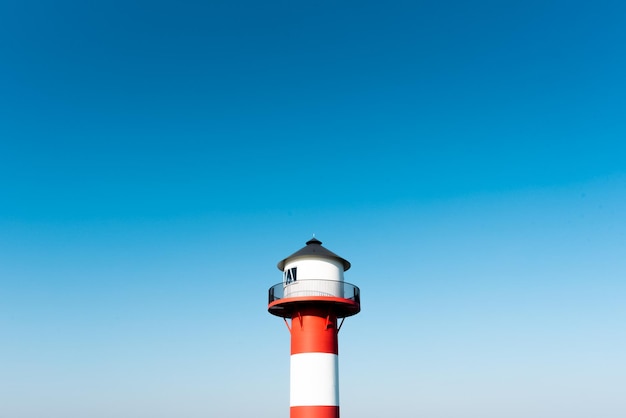 Lage hoek van de vuurtoren tegen een heldere lucht