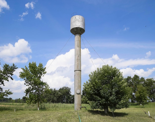 Foto lage hoek van de watertoren op het veld tegen de lucht