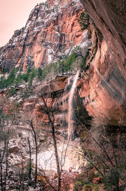 Foto lage hoek van de waterval op de rotsformatie