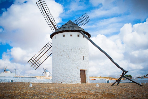 Lage hoek van de windmolen tegen bewolkte lucht