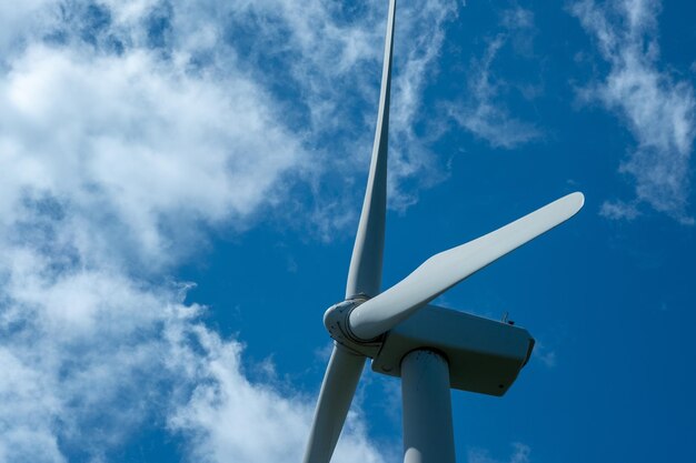 Foto lage hoek van de windmolen tegen de blauwe hemel