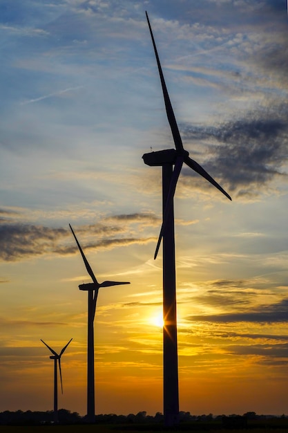 Lage hoek van de windmolen tegen de hemel tijdens de zonsondergang