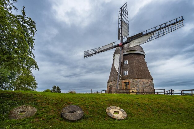 Foto lage hoek van de windmolen tegen de lucht