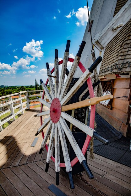 Foto lage hoek van de windmolen