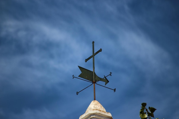 Lage hoek van de windvleugel tegen een bewolkte hemel